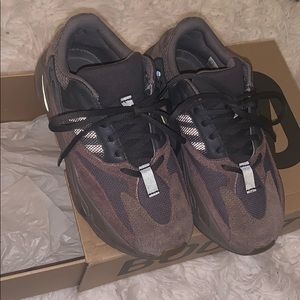 COPY - COPY - Yeezy mauve boost 700